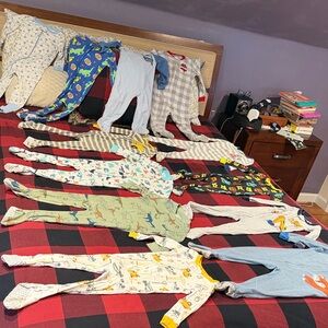 12 Assorted 18M Boys Onesie Pajamas Bundle 💤